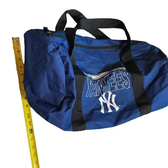 New York Yankees Duffle/Weekend/Gym Bag With Bonus Souvenir “Quest For 28” Cup - Picture 6 of 13